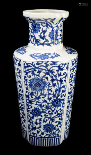 [Chinese] Blue and White Porcelain Vase with Interlocking Lotus Pattern