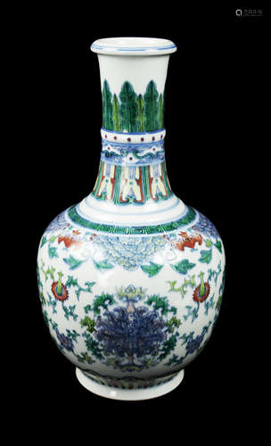 A Chinese Five-Colour Porcelain Globe Vase with Interlocking Lotus, marked as 