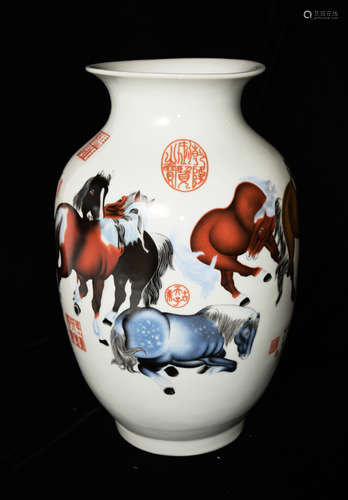 A Chinese Famille Rose Porcelain Vase 