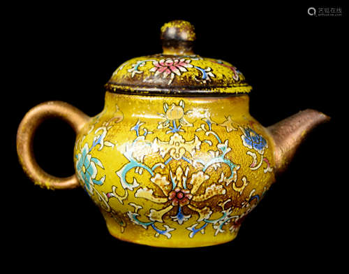 A Chinese Yixing Clay Teapot with Yellow Glazed Ground and Interlocking Lotus