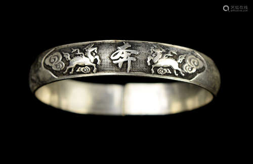 [Chinese] An Old Silver Bangle with Kirin Patterns