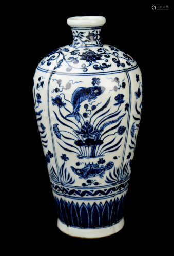 An Old Ming Dynasty Style Blue and White Fish Pattern Plum Vase