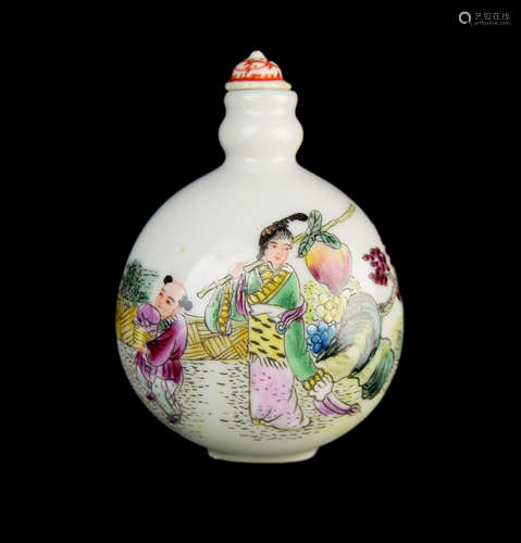 [Chinese] A Republic Era Famille Rose Snuff Bottle with Portrait of Magu, the lady of Longevity