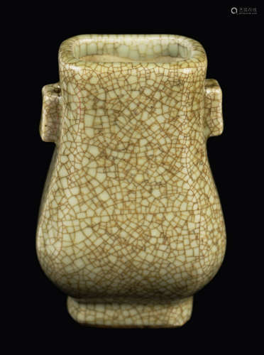 An Old Chinese Ge Style Porcelain Rectangular Vase wit Handles and Glaze Crack Design