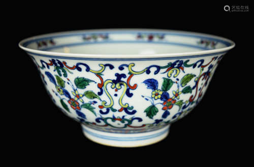 A Chinese Penta-Coloured (Wucai) Porcelain Bowl with Interlocking Flowers, marked 