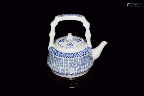 [Chinese] A Large Jingdezhen Made Blue and White Porcelain Decorative Teapot with 