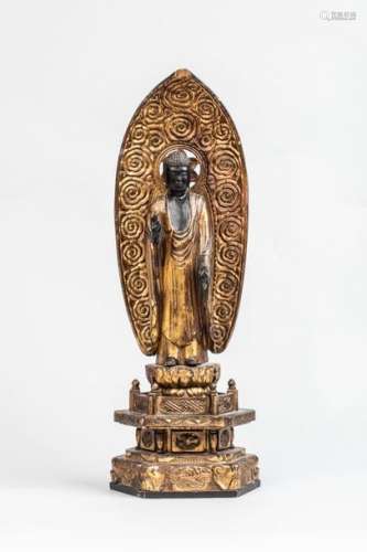 Buddha Amida debout sur un haut tertre vêtu de la ...