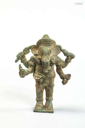 Ganesh debout sous une forme à quatre bras tenant ...