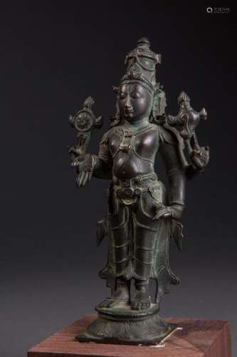 Vishnu debout dans une posture hiératique sur un p...