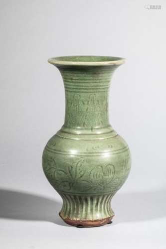 Vase balustre du Longqan sur piédouche, corps glob...
