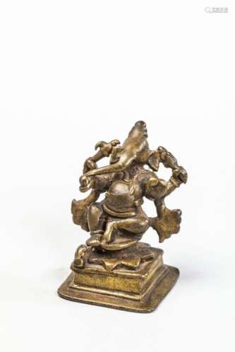 Ganesh assis en lalitasana sous une forme à quatre...