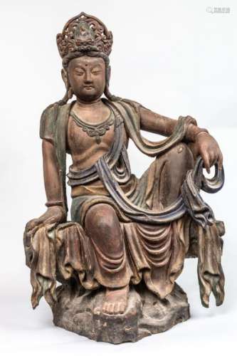Boddhisattva Kwan Yin assis en délassement vêtu d'...