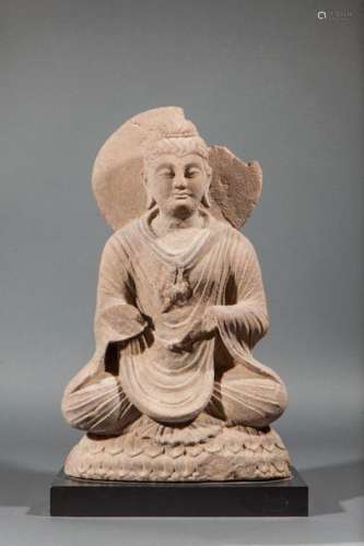 Boddhisattva Maïtreya assis en méditation sur un s...