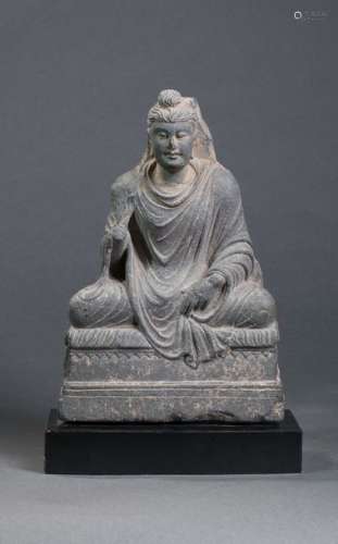 Buddha Maïtreya, assis en méditation sur un socle ...