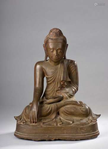Buddha Maravijaya assis en dhyanasana vêtu d'une r...