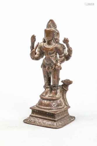 Shiva Bhaïrava, debout sur un haut piédestal sous ...