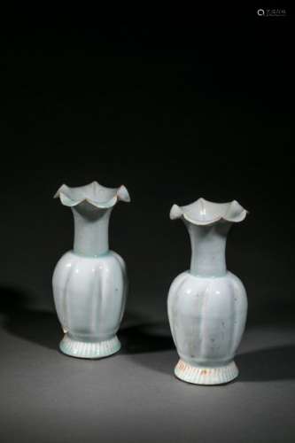 Paire de vases d'offrande Qinbaï sur piédouche à c...