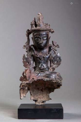 Bouddha Amitayus paré assis en dhyanasana tenant d...