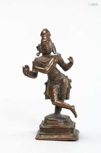 Venugopala krishna, debout sur un piédestal, sous ...