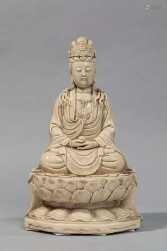 Le Boddhisattva Kwan yin assis en méditation sur u...