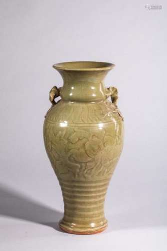 Vase balustre en épaisse porcelaine du Longquan dé...