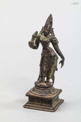 Lakshmi debout en tribangha sur un haut socle loti...