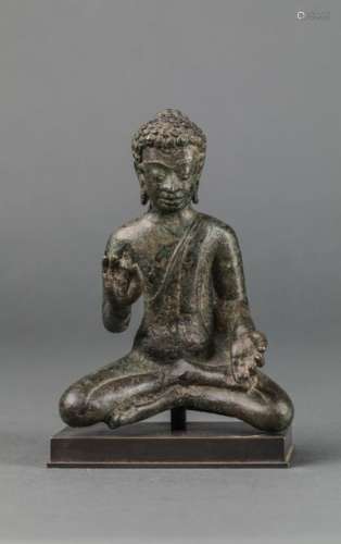 Buddha assis en virasana les deux mains prêchant l...