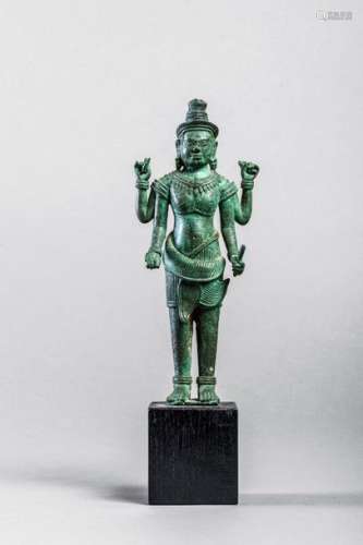Vishnu debout dans une posture hiératique sous une...