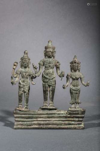 Trilogie illustrant Vishnu, Uma et Shiva sur un so...