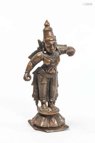 Vishnu debout sur un tertre lotiforme coiffé d'une...