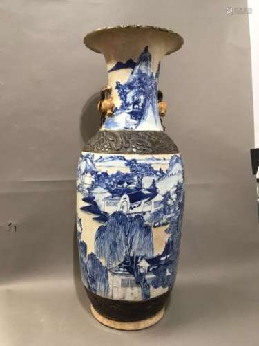 Vase balustre en porcelaine de Nankin moulé au col...