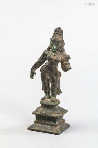 Shri Devi,figurée debout sur un piédestal lotiform...