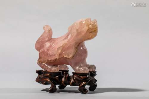Kilin en quartz rose sur socle de bois. Chine. Dyn...