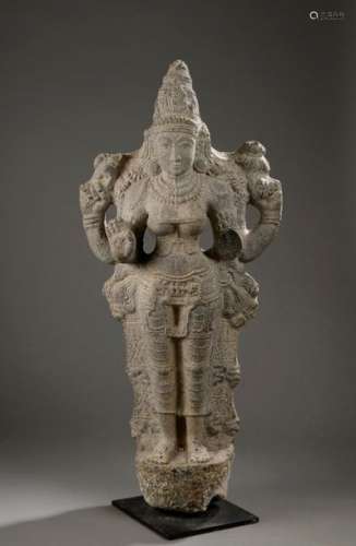 Lakshmi debout dans une posture hiératique coiffée...