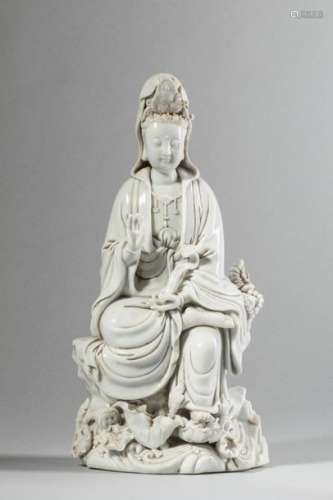 Le Boddhisattva Kwan yin assis à l'européenne un p...