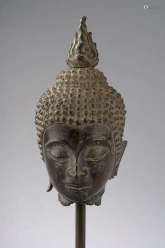 Tête de Buddha coiffée de fines bouclettes surmont...