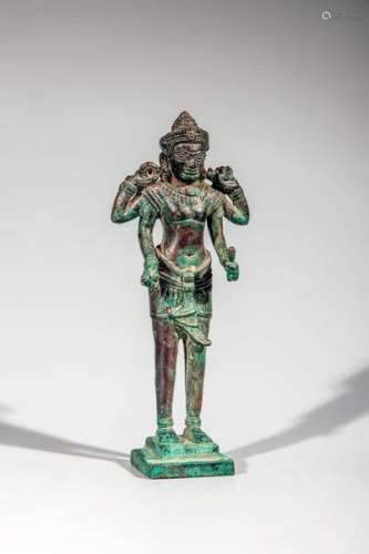 Vishnu debout dans une posture hiératique vêtu d'u...