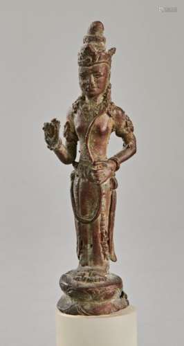 Prajnaparamita debout sur un socle lotiforme coiff...