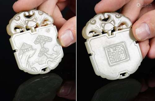 PLAQUE / PENDENTIF EN JADE NEPHRITE BLANC AU PAYSA...