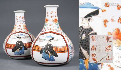 PAIRE DE FLASQUES A SAKE EN FAIENCE DE KUTANI, Hic...