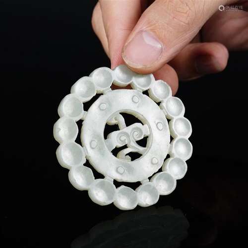 PLAQUE / PENDENTIF CIRCULAIRE EN JADE NEPHRITE BLA...