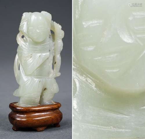 SUJET EN JADE NEPHRITE SCULPTE A L’EFFIGIE D’UN PE...