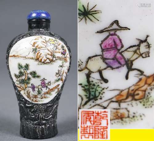 FLACON TABATIERE EN PORCELAINE MOULEE, MEIPING Ch...