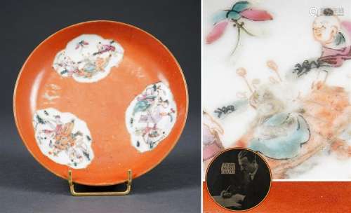 COUPE EN PORCELAINE A FOND EMAILLE CORAIL Chine, ...