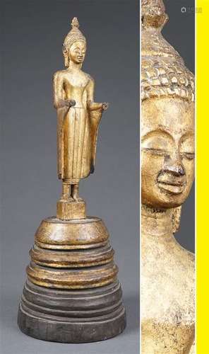 BOUDDHA EN BOIS SCULPTE DORE Sud Est Asiatique, E...