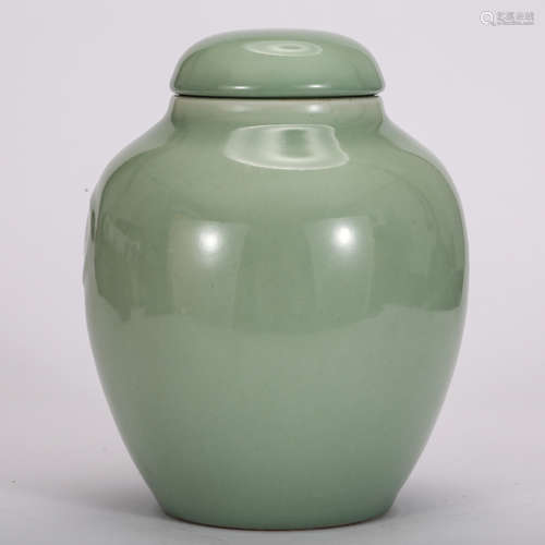 CHINESE CELADON GLAZED COVER JAR