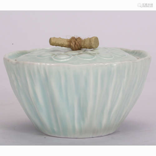 CHINESE CELADON GLAZED LOTUS COVER BOWL