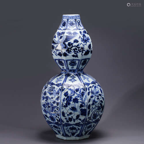 CHINESE BLUE AND WHITE PORCELAIN GOURD VASE