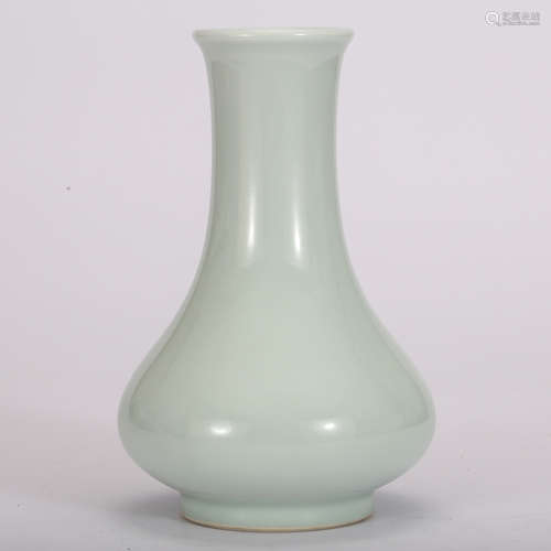 CHINESE CELADON GLAZED PORCELAIN VASE