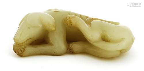 A Chinese jade carving, of a recumbent dog, resting his head on his front paws,8cm long玉雕狗把件